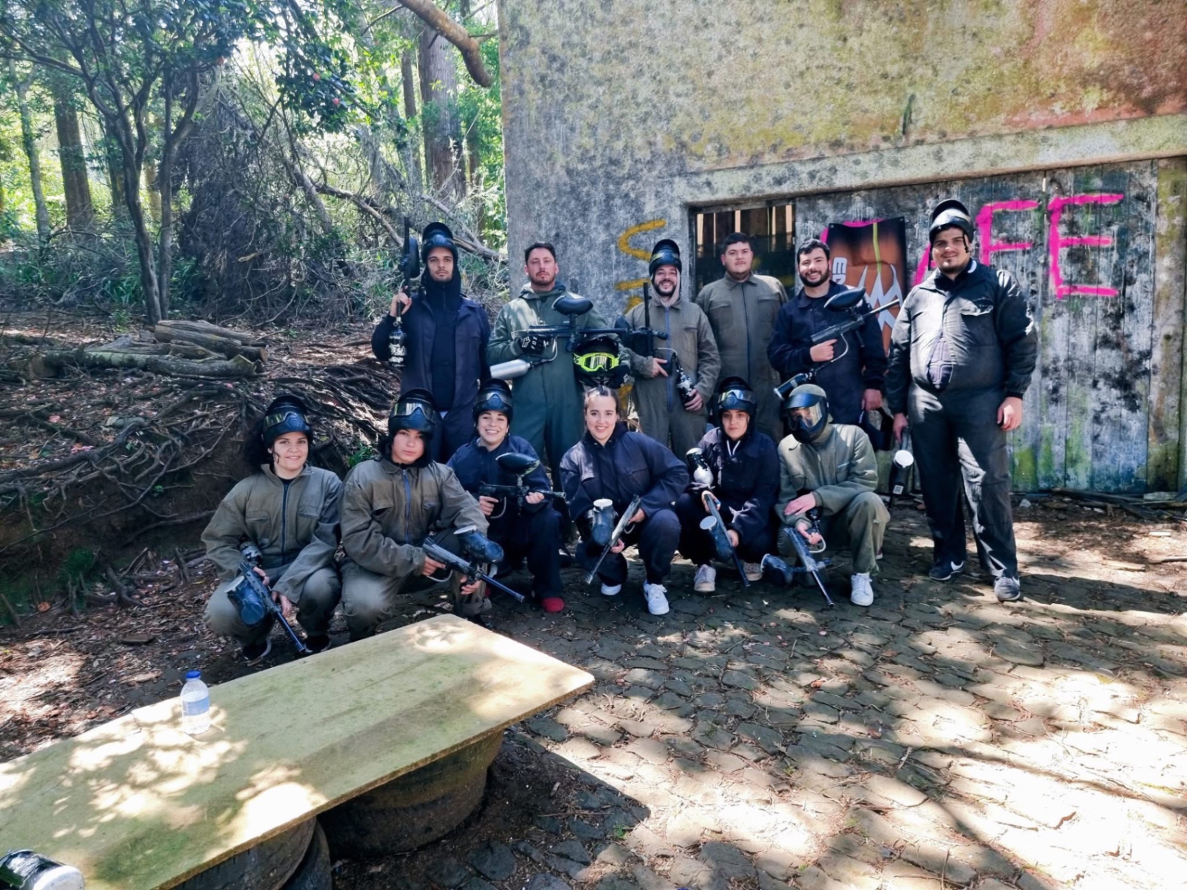 Equipa de paintball equipada junto ao abrigo do campo na Madeira
