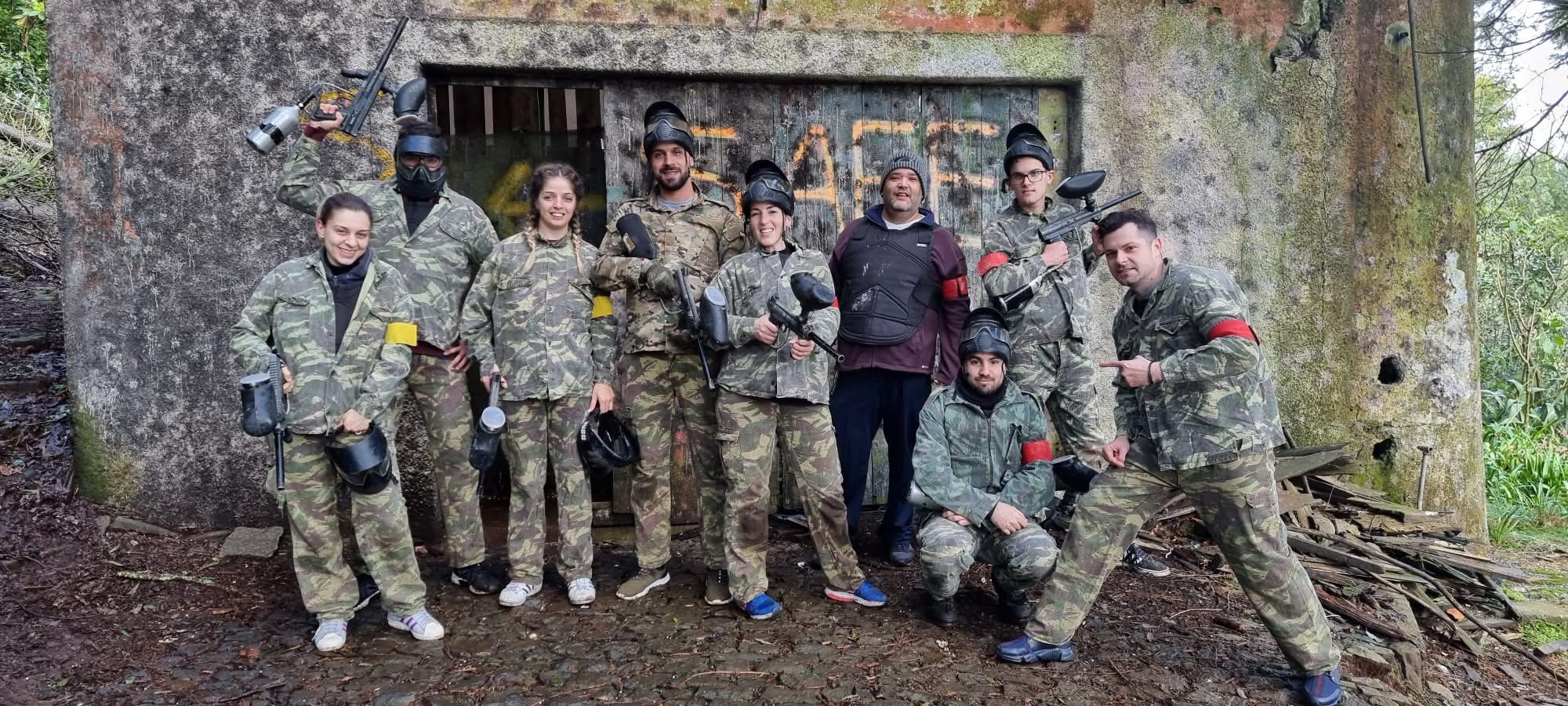 Grupo de jogadores com fatos camuflados em fotografia de grupo